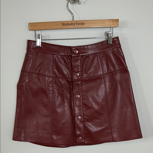 FREE PEOPLE Maisie Vegan Mini Skirt in Double Dare Burgundy Snap Front Sz 10 NEW - Picture 4 of 11